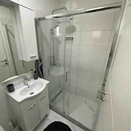 아파트 Lena 2 야이체