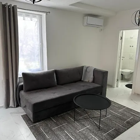 Lena 2 아파트 야이체